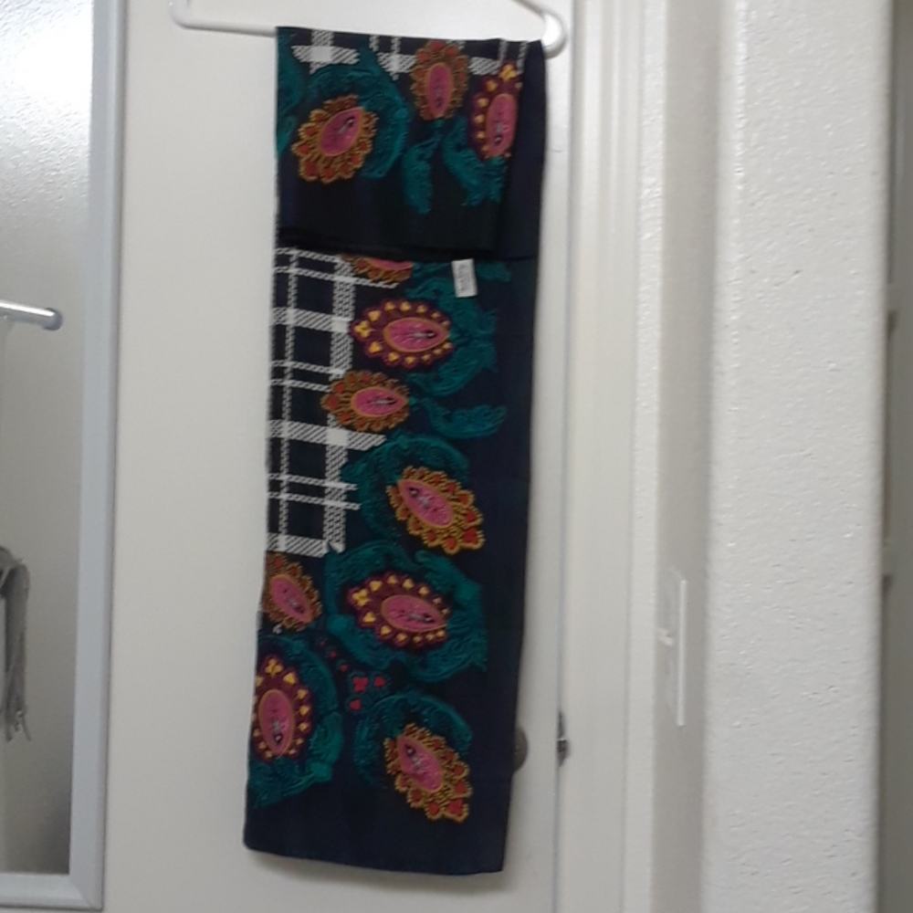 Scarf - Picture 2 of 4